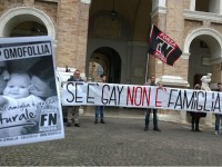 Forza Nuova scende in piazza a Senigallia contro le coppie gay