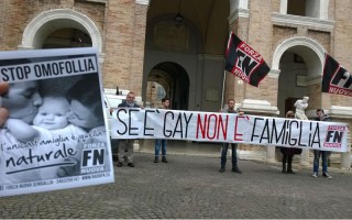 Forza Nuova scende in piazza a Senigallia contro le coppie gay