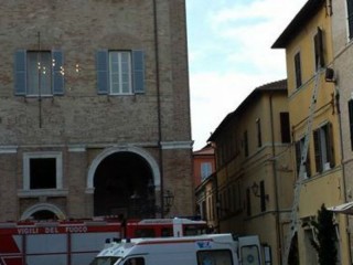 Intervento di Vigili del Fuoco e ambulanza in Piazza Roma