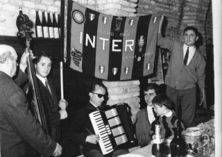 Mario Frati con la fisarmonica alla Festa dell'Inter