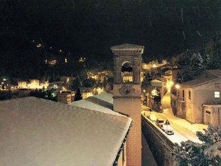 Tetti innevati ad Arcevia