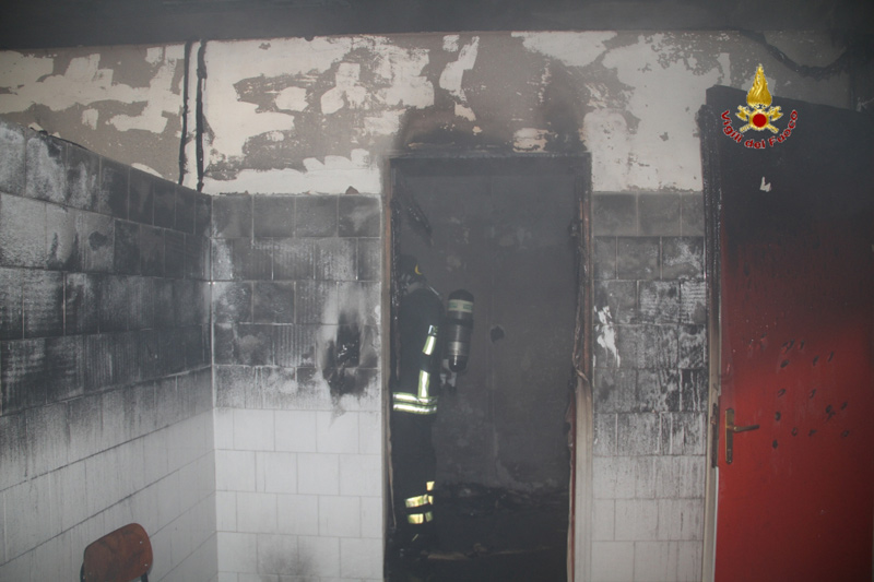 L'intervento dei Vigili del fuoco per l'incendio alla ex scuola C. Antognini di Ancona