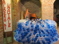 A Senigallia un EcoAlbero di Natale con bottiglie di plastica usate per auguri ecosostenibili