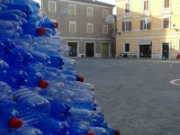 A Senigallia un EcoAlbero di Natale con bottiglie di plastica usate per auguri ecosostenibili