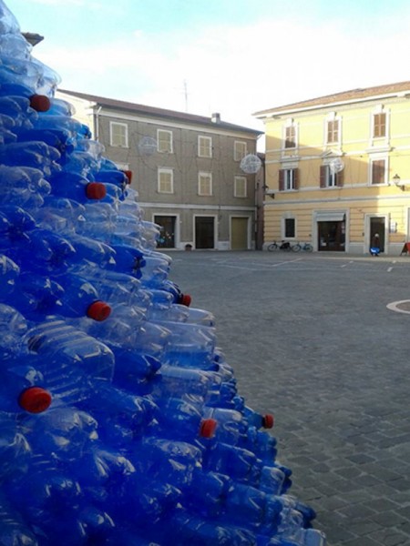 A Senigallia un EcoAlbero di Natale con bottiglie di plastica usate per auguri ecosostenibili