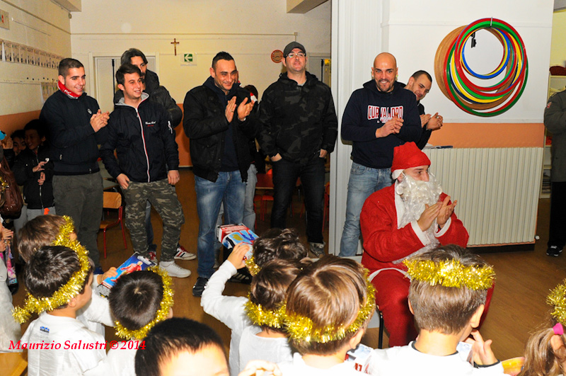 Babbo Natale alla scuola dell'infanzia di Borgo Bicchia con i ragazzi della curva nord Ancona