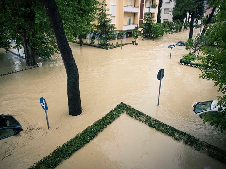 L'alluvione di Senigallia, 3 maggio 2014: l'incrocio tra via Venezia e via Feltrini