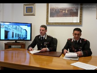 Il capitano Cleto Bucci (sx) e il maresciallo Gennaro Idea illustrano i particolari dell'indagine che ha portato all'arresto di un giovane foggiano 22enne