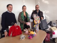 La consegna dei doni raccolti con "Un mare di natale" a Senigallia. Da sx: Mugianesi (Cna), Curzi (Comune Senigallia), Bomprezzi (Caritas)