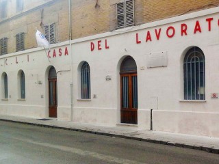 La facciata della sede dell'ACLI Associazioni Cristiane Lavoratori Italiani in via Cavallotti 10 a Senigallia