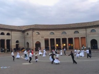 Flash mob di pizzica al foro annonario di Senigallia