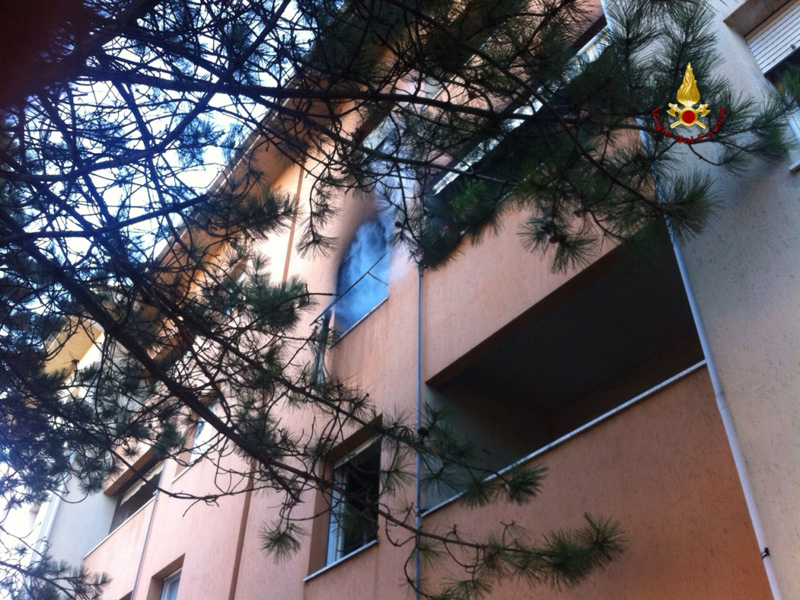 incendio in un palazzo del Vivere Verde di Senigallia