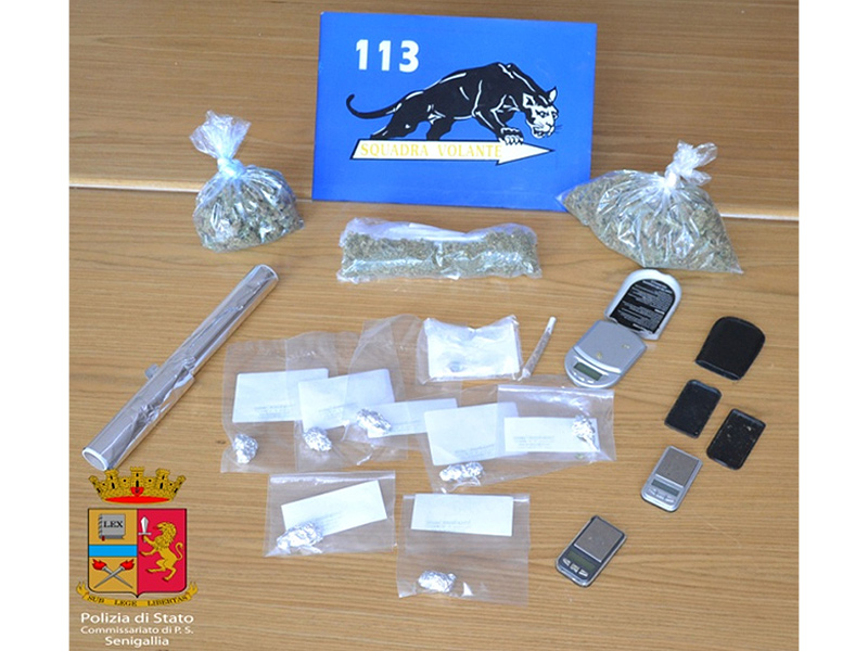 Il materiale per lo spaccio di droga posto sotto sequestro dalla Polizia del Commissariato di Senigallia