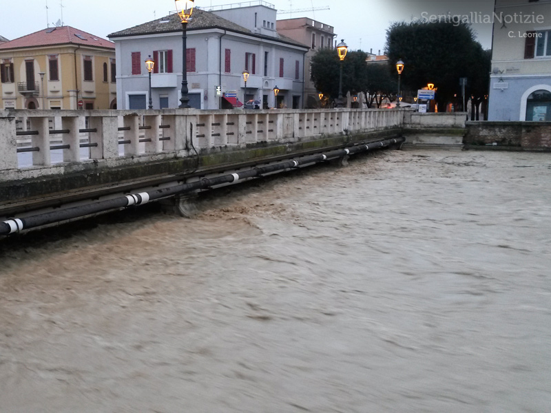 La piena del fiume Misa a Senigallia