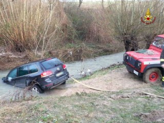 Recupero dell'auto nel torrente Rio Bono di Fabriano