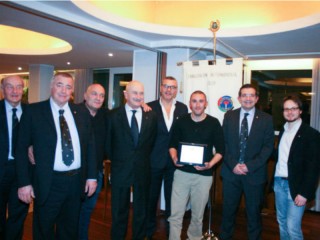 Matteo Baiocco coi soci del Panathlon