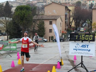 Mirco Pettinelli, vincitore della mezza maratona nella seconda edizione di "Correndo per i colli corinaldesi"