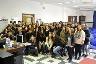 Amalia Hall con gli studenti del Liceo Perticari