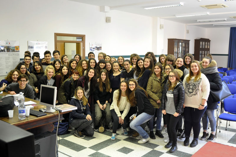 Amalia Hall con gli studenti del Liceo Perticari
