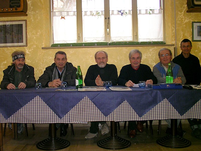 Nel tavolo della Presidenza, al centro insieme ai componenti del Direttivo degli Amici della foce del fiume Cesano, il Presidente Nazionale di Pro Natura, Mauro Furlani, in occasione dell'affollata assemblea annuale del 22 febbraio 2015 a Cesano