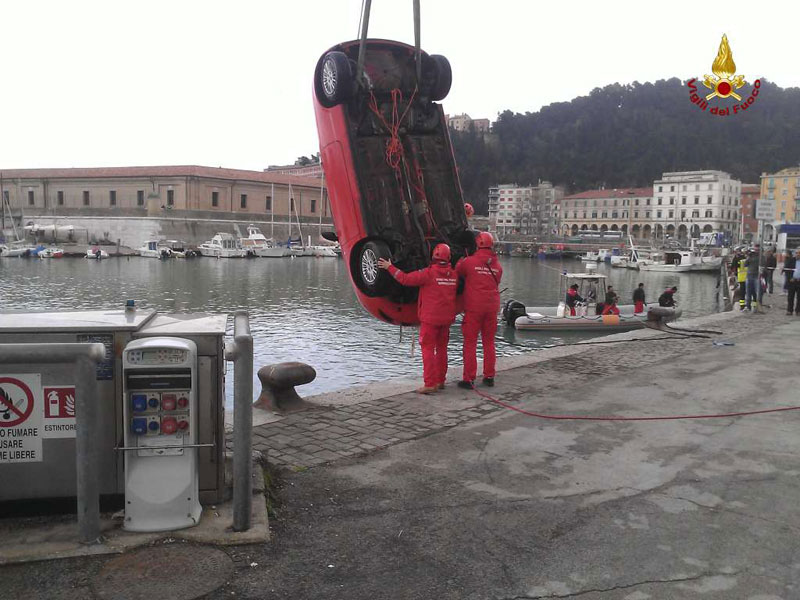 recupero auto in mare, Ancona