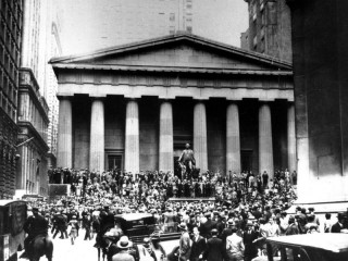 Crisi del 1929: gente fuori dalla Borsa Usa