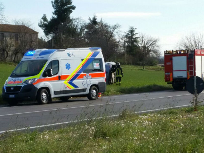 Incidente a Borgo Catena, ambulanza e Vigili del Fuoco sul posto
