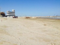 In corso la pulizia della spiaggia dopo la mareggiata