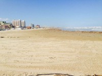 In corso la pulizia della spiaggia dopo la mareggiata