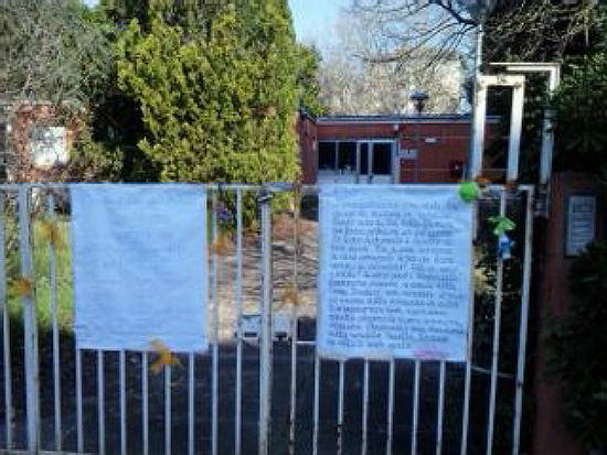 Cartello davanti all'asilo di via delle Mimose contro la vendita della struttura