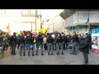 Il cordone di poliziotti e carabinieri tra i due fronti di manifestanti