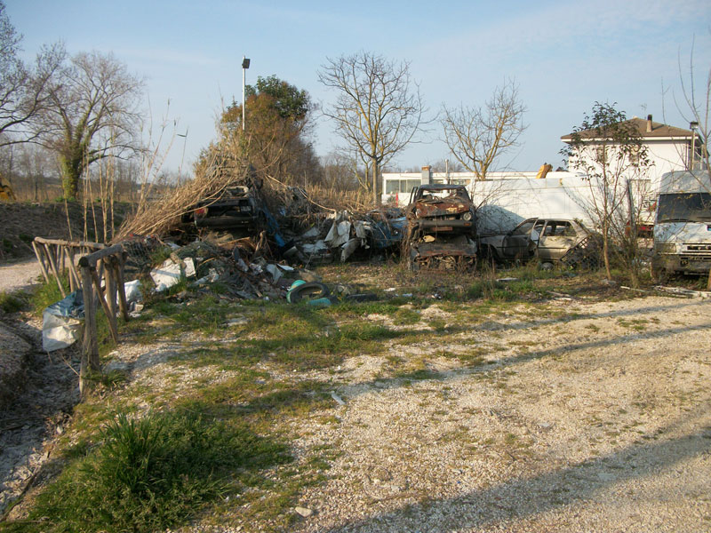 Carcasse d'auto e rifiuti a Borgo Bicchia