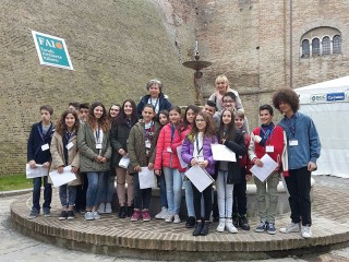 Il gruppo di studenti ciceroni alla giornata conclusiva del FAI a Corinaldo
