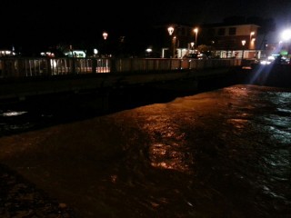Il fiume Misa a ponte Garibaldi nella serata del 27 marzo