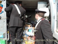 Carabinieri ispezionano il furgone usato per il colpo al deposito della Multiservizi tra Montemarciano e Falconara Marittima