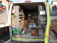 Carabinieri ispezionano il furgone usato per il colpo al deposito della Multiservizi tra Montemarciano e Falconara Marittima