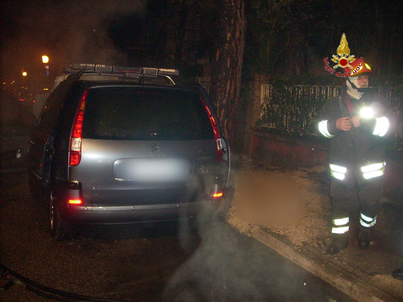macchina incendiata - foto1