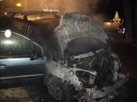 macchina incendiata - foto2
