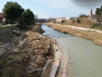 Una ruspa sul fiume Misa a Senigallia per i lavori di pulizia dell'alveo