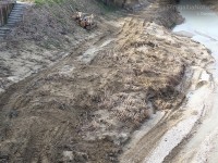 Una ruspa sul fiume Misa a Senigallia per i lavori di pulizia dell'alveo