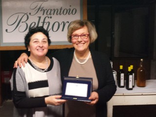 La targa per Laura Nigro consegnata da Laura Amaranto, presidente del Lions Club Senigallia