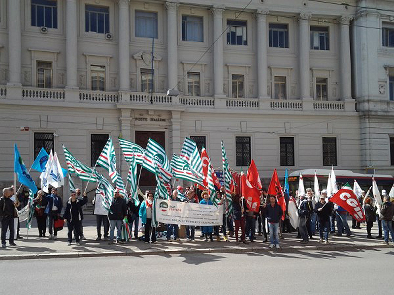 Sit in di protesta contro i tagli annunciati da Poste Italiane nelle Marche