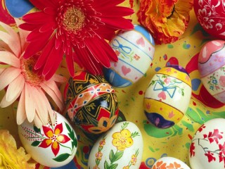 Uova decorate e fiori: buona Pasqua