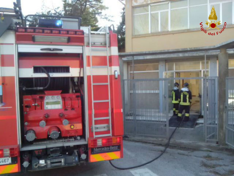 Intervento VVFF per l'incendio della scuola a Ghettarello di Ancona