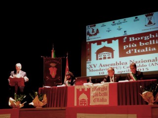 Il presidente della Regione, Spacca, con i sindaci di Corinaldo e Mondavio all’assemblea nazionale dei Borghi più belli d’Italia
