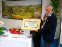 Ostra Vetere: donazione alla casa per anziani del quadro "Paese Mio" di Brunella Romyo