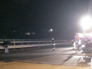 I soccorsi dopo l'incidente sulla complanare