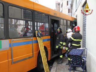 Autobus si schianta ad Ancona
