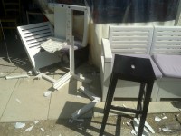 I tavoli e le sedie danneggiate dal suv