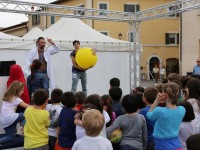 Show in piazza a Senigallia con Fosforo (ph. Gianluca Rocchetti)